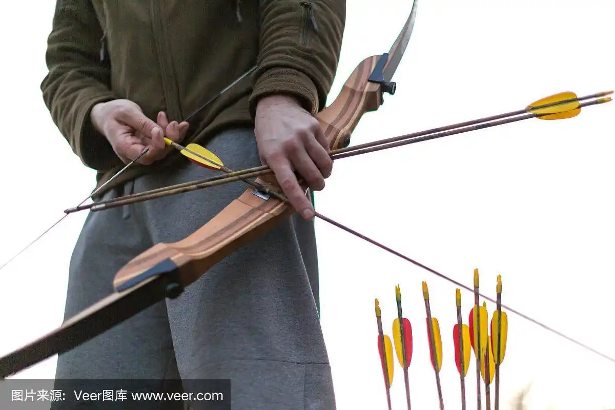 射箭.男人与弓-近距离观察一只手.裁剪图像.