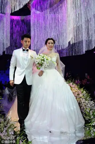 钱泳辰吕一大婚:新人幸福拥吻 伴娘团齐秀美腿-凤凰新闻