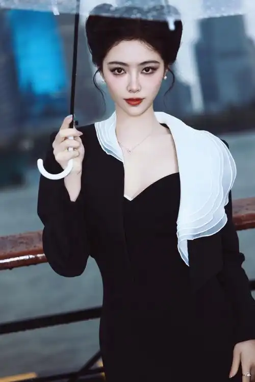 许佳琪雨中黑猫#,帅气穿搭风格,真的美演绎到了骨子里.