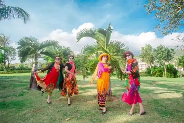 彩色丝巾照 丝巾是大妈外出旅游的标配,必配品.在拍照时用途很多.