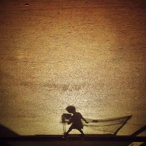 追逐影子的人,自己就是影子