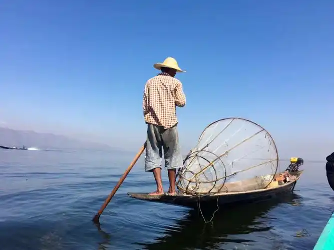 茵莱湖上,世界上仅存的用脚划船的古老传统