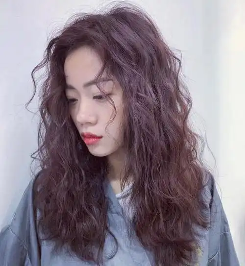 终于不流行"羊毛卷"了,今年最流行的卷发已上线!显脸小又减龄