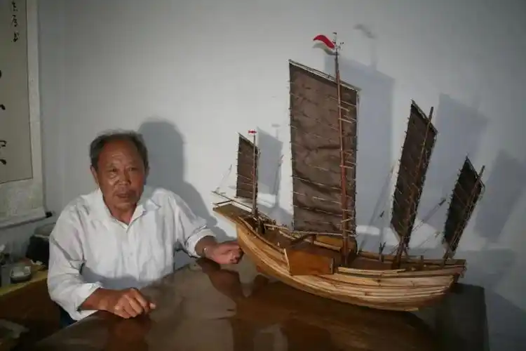 "江尧成十多岁时就随船行走在灌河上,一辈子与"灌河船工号子"结下