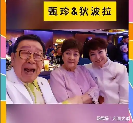 除此之外,谢贤的第一任妻子甄珍也在旁边,她比狄波拉大三岁,面部虽然