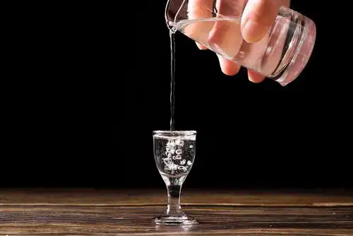 桌子上倒下的白酒 白酒