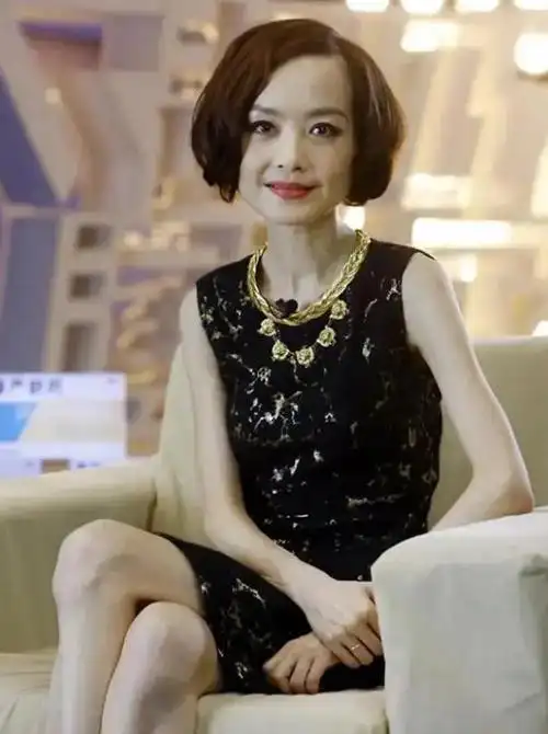 鲁豫暴涨20斤大变身!修身裙尽显曲线感,变美了像换个人