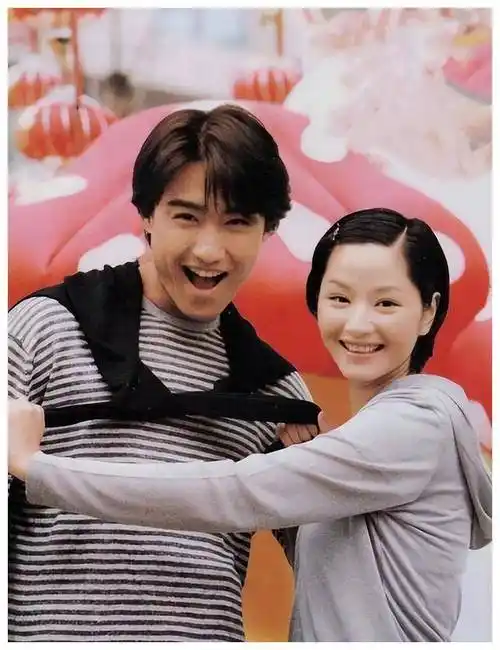 52岁胡兵与瞿颖牵手粉丝们欢呼愿他们幸福白头偕老