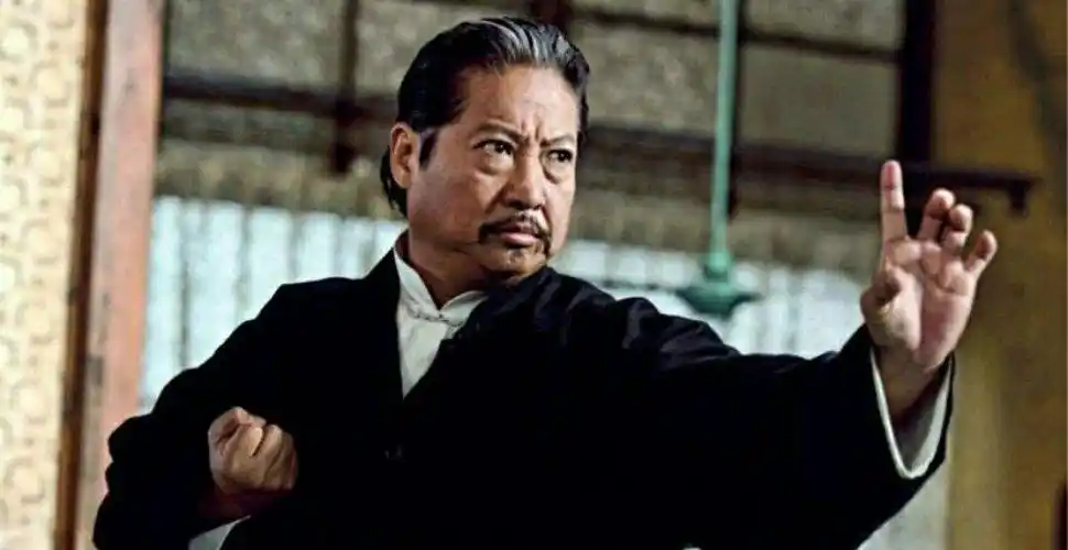 近日许久未露面洪金宝出席活动,上台领奖的时候发现明显瘦了很多,那个