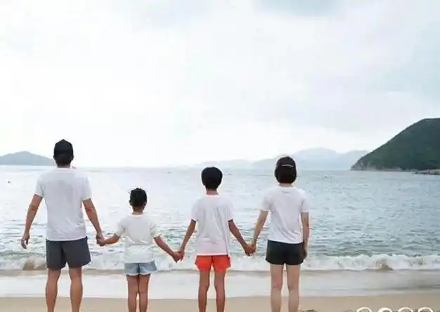 一家四口背影温馨,娘娘长腿迷人很抢眼|邓超|甜蜜|娱乐圈_网易订阅