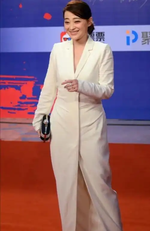 梅婷太不自信了吧?大夏天都包裹严实,身材五五分还很显胖!