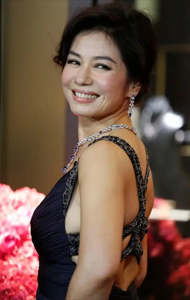 钟楚红的身材还真是诱惑人,穿深v露背长裙,气质妖娆美艳