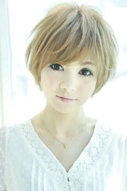 圆脸微胖适合什么样的发型?三种短发显脸小又减龄,好打理又时尚