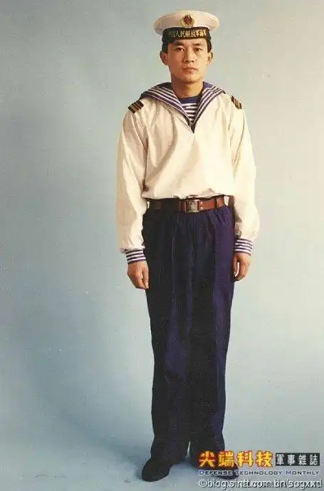 一套九十年代中期拍摄的八七式军服标准照