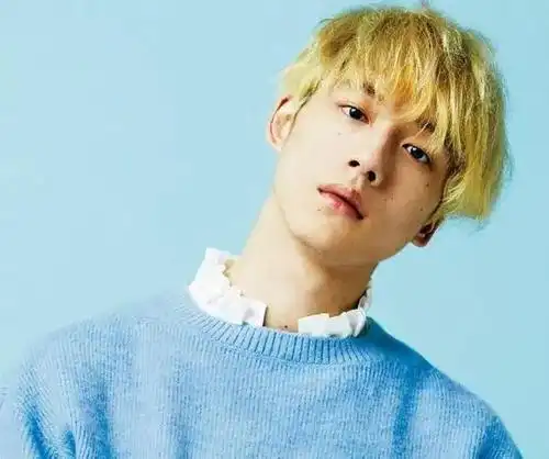 也较偏黄色,比起这种金黄色,目前更建议有意愿染发的各位尝试白金色