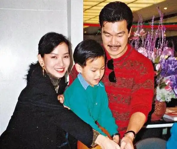 赵雅芝一家去聚会老公与儿子帅气有型71岁徐小凤罕露面精神好