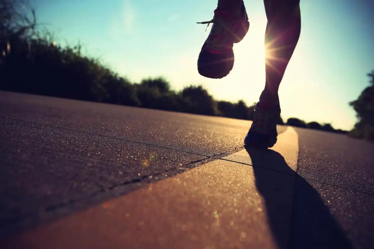 年轻的健身女性在日出海边的小路上奔跑励志跑步 奔跑奋斗奔跑坚持