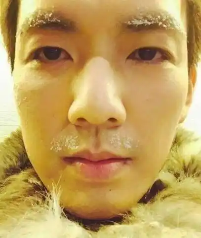 钟汉良晒素颜,颜值与演技并存?这就是不老的秘诀吗?_皮肤_自拍_角度