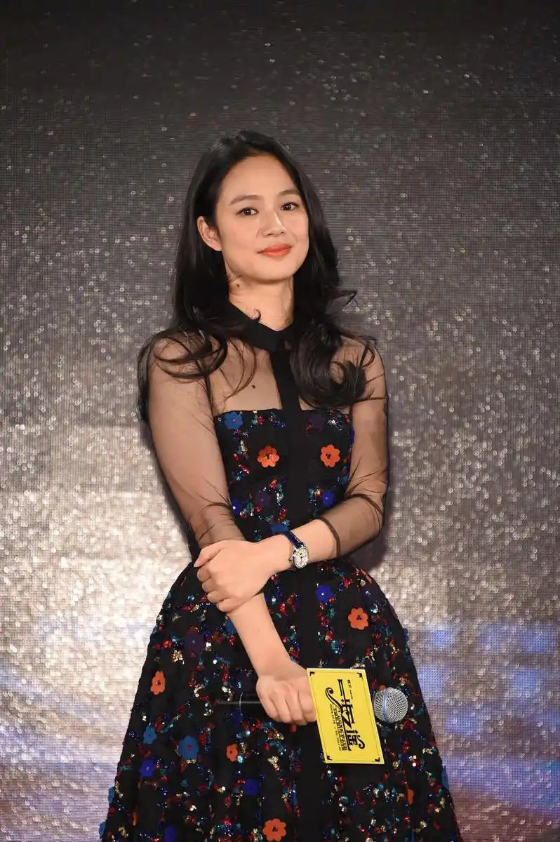 周韵真是冻龄女神,穿碎花连衣裙出席活动优雅大气,穿出了高级感