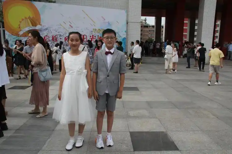 西安高新国际小学六年级九班毕业照