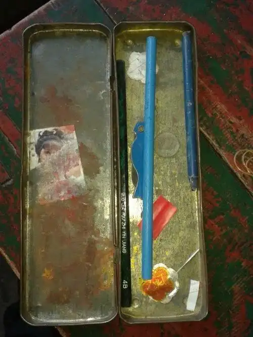 这是两千年上初二时的铅笔盒,上面的贴纸是我的后桌-很是邻家清新的