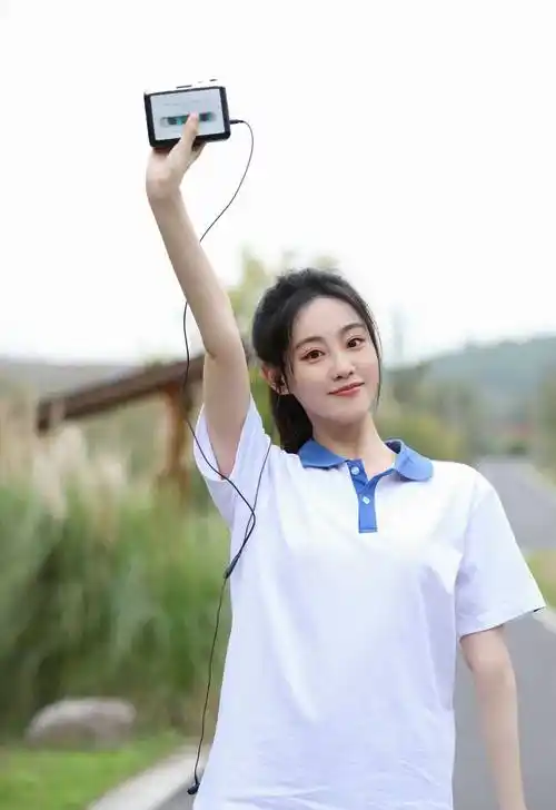 照片中祝绪丹身穿学生校服,清纯可爱,一双大长腿十分抢镜.