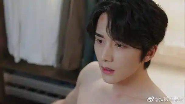 变成你的那一天:张新成视死如归,缓缓脱衣服,看到腹肌乐了