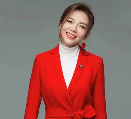 年轻时的朱迅就漂亮得一塌糊涂,浓眉大眼,高鼻梁,整个人显得活泼又有