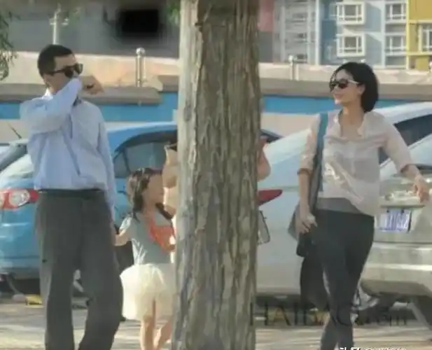 女儿李嫣的出生,让王菲和李亚鹏建立了嫣然基金会,旨在帮助那些和女儿