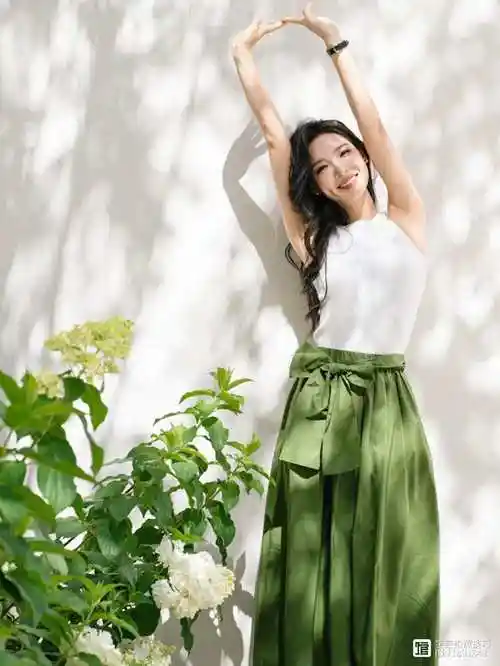 告别拍照呆板,8个站姿拍照动作,拍得自然显高又好看