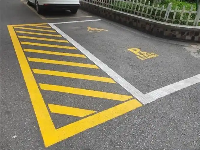 在我市城区公园景区,一些为特殊群体设置的无障碍停车位悄然出现