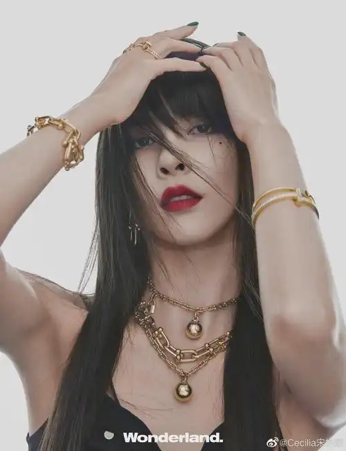 宋妍霏最新大片,齐刘海77泪痣造型,好飒啊,女团感满满……__财经