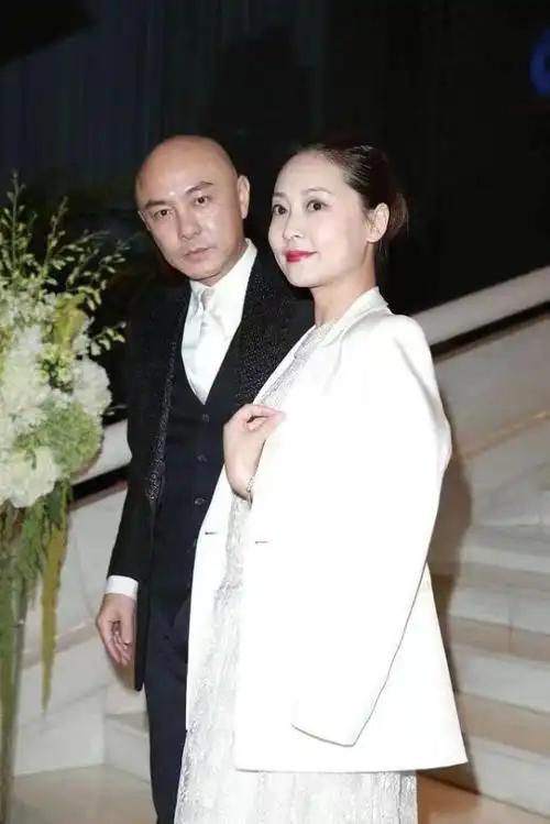 张卫健夫妇罕见同框他拍照时刻意站台阶上老婆拎大牌包像阔太