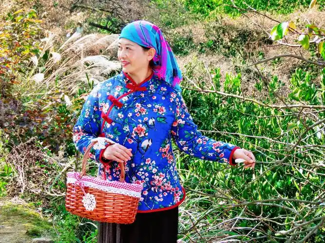 穿花棉袄的村姑