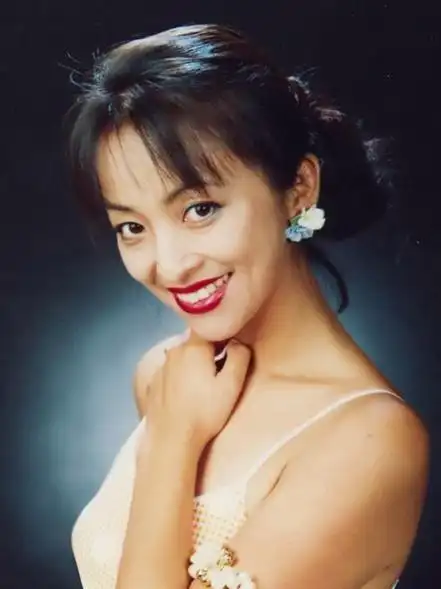 mtl李勤勤20岁靓照美翻了