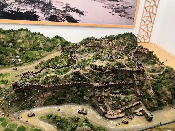 这是钓鱼城古战场遗址陈列馆里的沙盘,比游客中心那个沙盘更加的形象