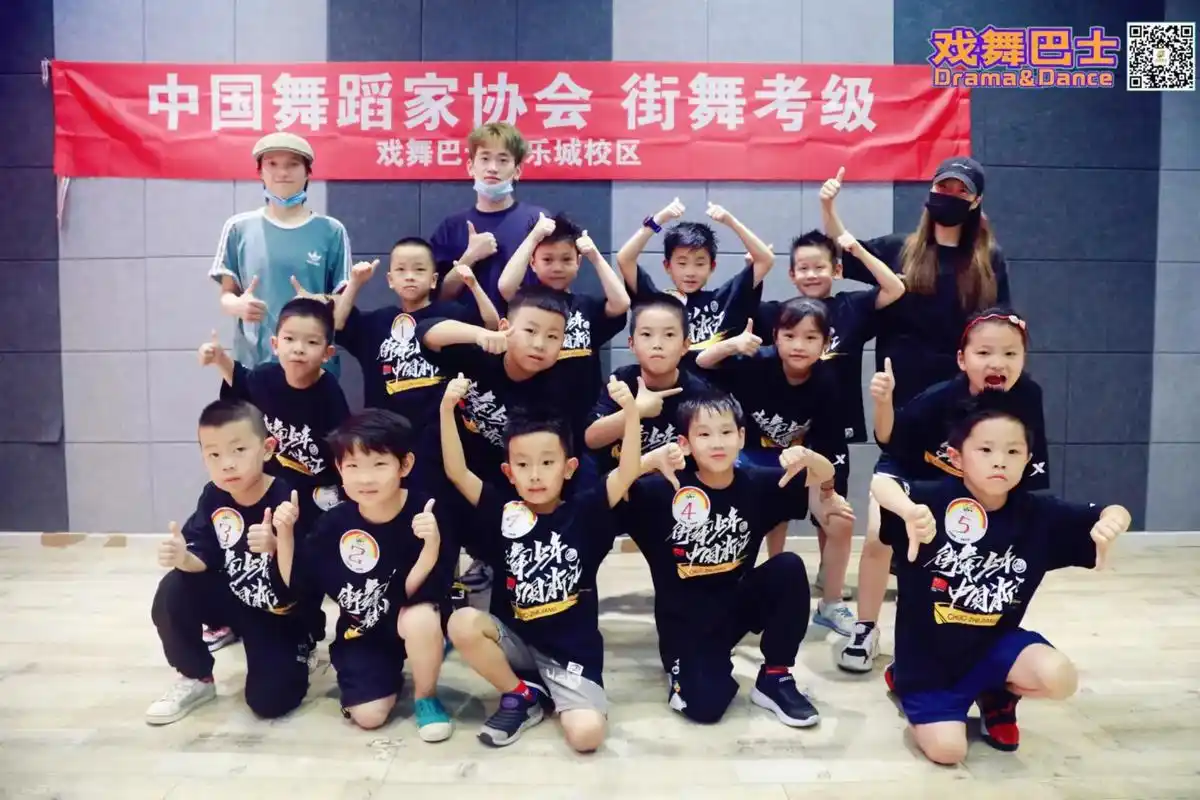 男孩跳街舞就是酷,每一张照片都是帅气 - 抖音