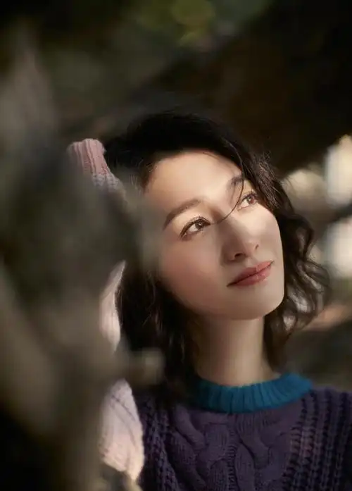 肤白貌美的李小冉,优雅的身姿,优雅迷人!__财经头条