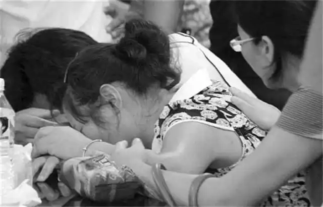 11岁留守小女孩家中去世,得知死亡原因,医生要求父母报警