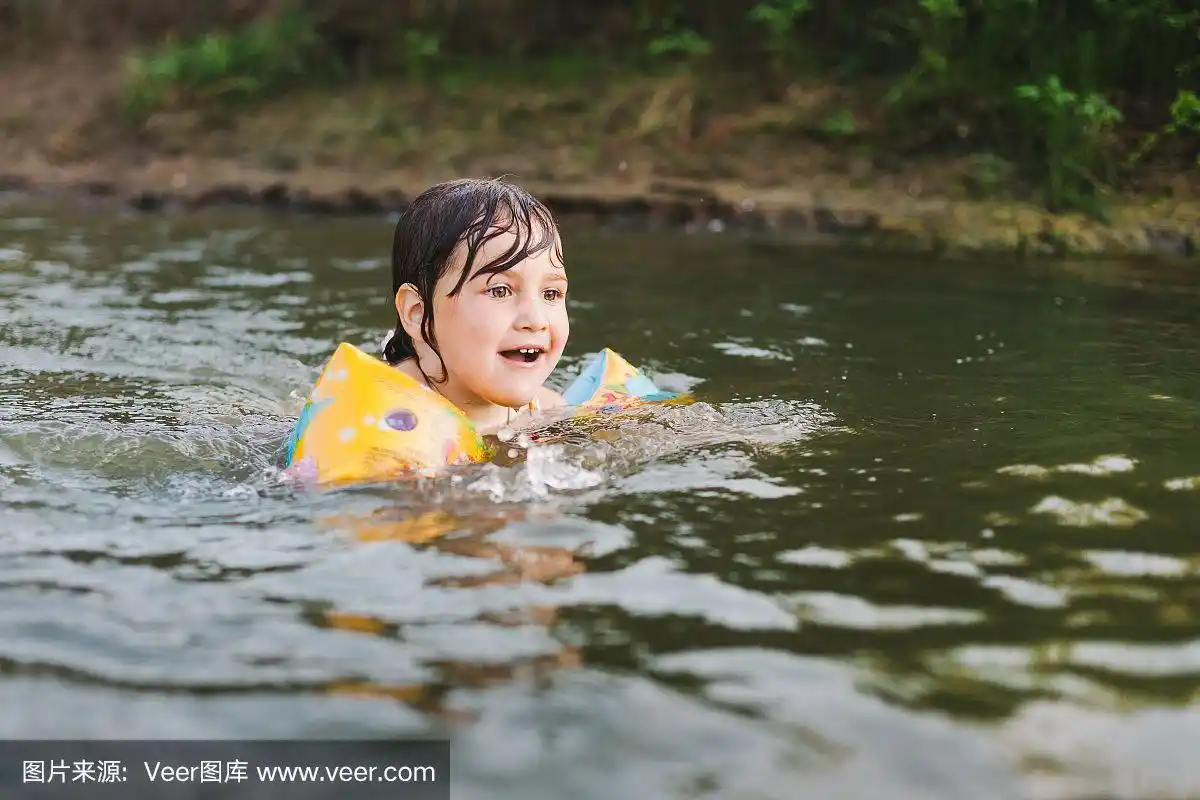 小女孩在河里游泳的肖像