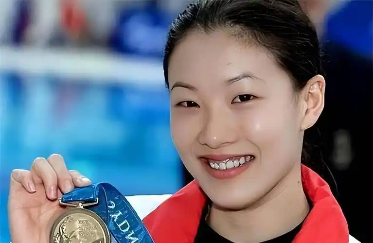 "跳水皇后"伏明霞:不顾父母反对嫁大26岁富商,她的婚姻幸福吗