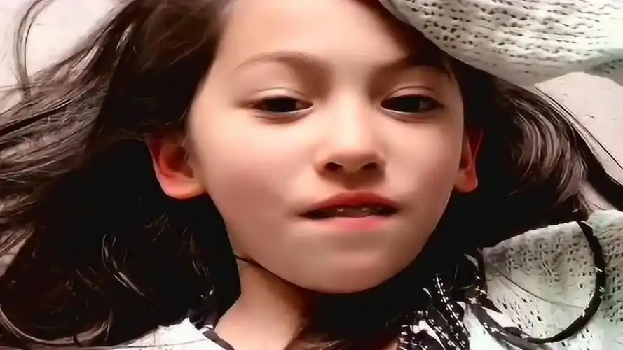 中德混血的小美女真的是长得像妈妈,这也太标致了吧!