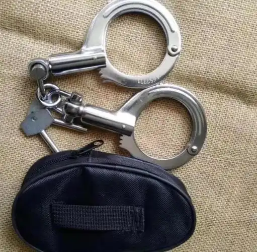 保安用手铐控制起冲突的男子却因非法使用警械被刑拘10日