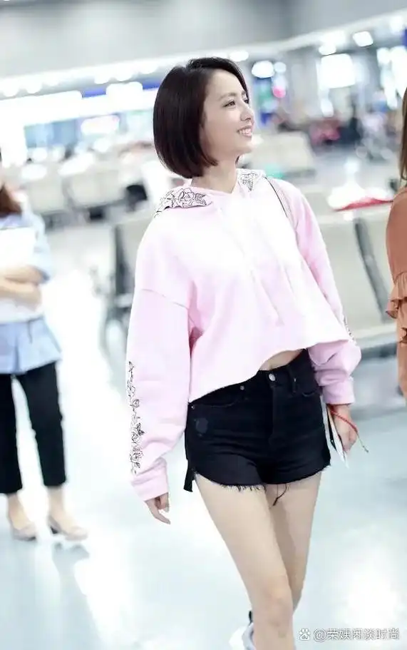 穿粉卫衣配黑色热裤走机场,嫩到猜不出年龄!#时尚# #日常穿搭# #明星