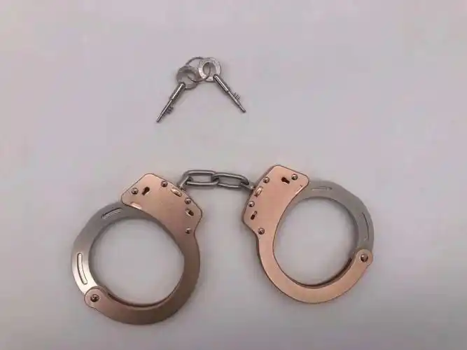 新标单警手铐-单警装备-防暴盾牌-伸缩警棍-警用强光手电-单警装备