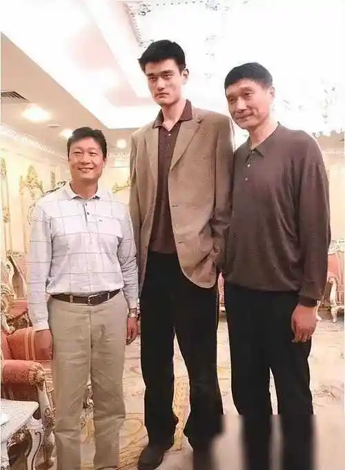 姚明女儿又又又长高了!14岁身高接近2米,网友惊叹不已