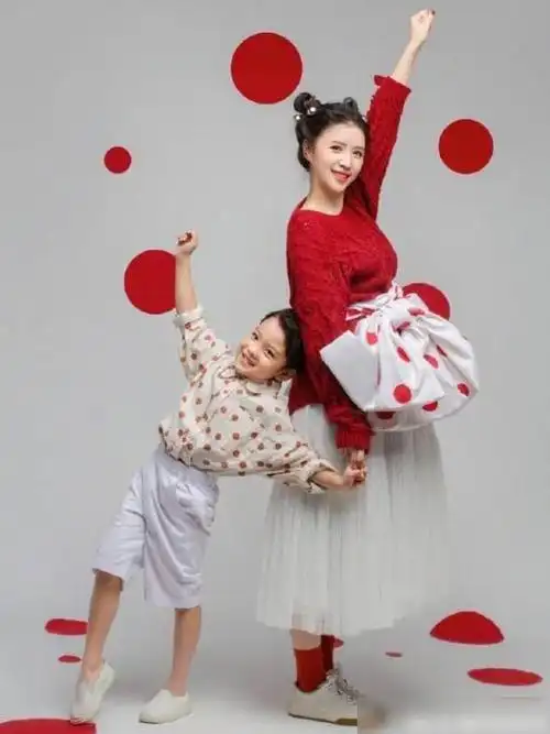 著名主持人张杨果与大家在个人社交平台上分享了一组全家福,照片中的