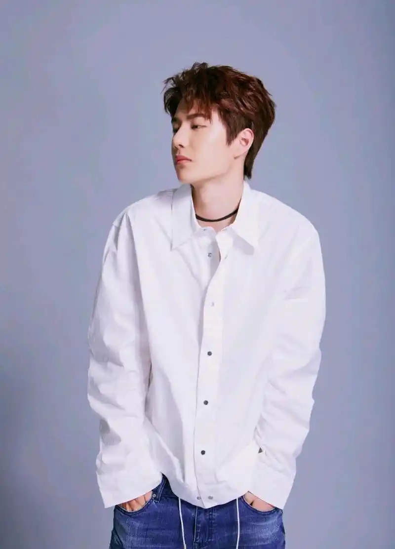 白衬衫的王一博,又纯又欲,满满的男友风!