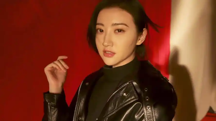 时尚芭莎4月上封面#景甜超话花絮新鲜出炉!