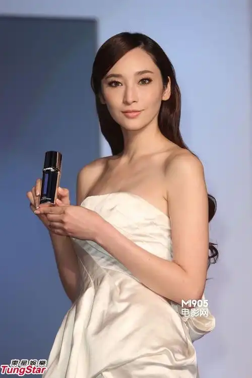 吴佩慈身穿白裙秀长腿 称不排斥交往外国男友_明星活动_图集_电影网